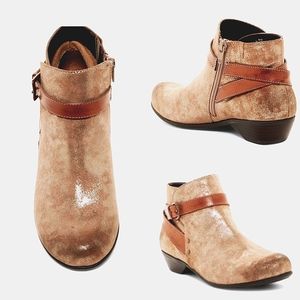 NWOT Comfortiva Metallic Suede Ryder Buckle-Strap